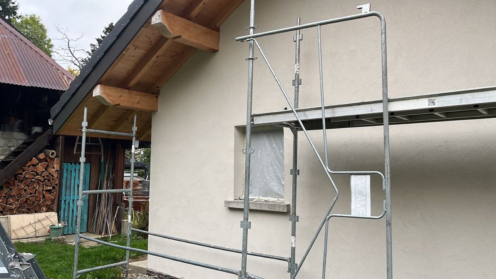 Peintre en façade sur une grande élévation claire